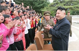 Trẻ em Triều Tiên đẫm lệ đón lãnh đạo Kim Jong-un